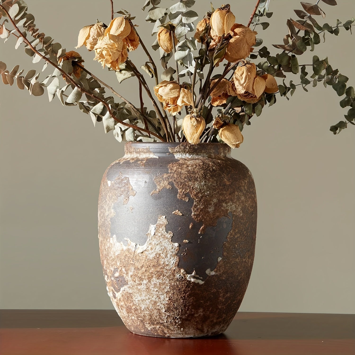 Harvest Bloom Dekorativ Vase – Kunstnerisk Design med Tekstureret Finish og Frugtinspirerede Stængler