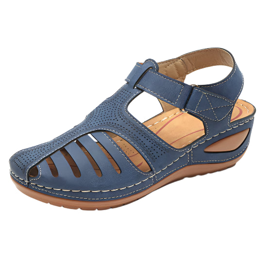Georgina - Elegante kilehælsandaler med udskæring og ankelrem
