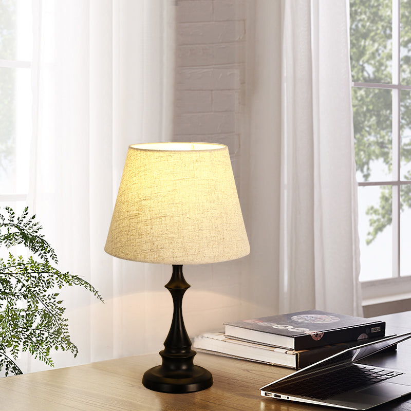 SoftGlow sengelampe med stofskærm – Moderne minimalistisk bordlampe