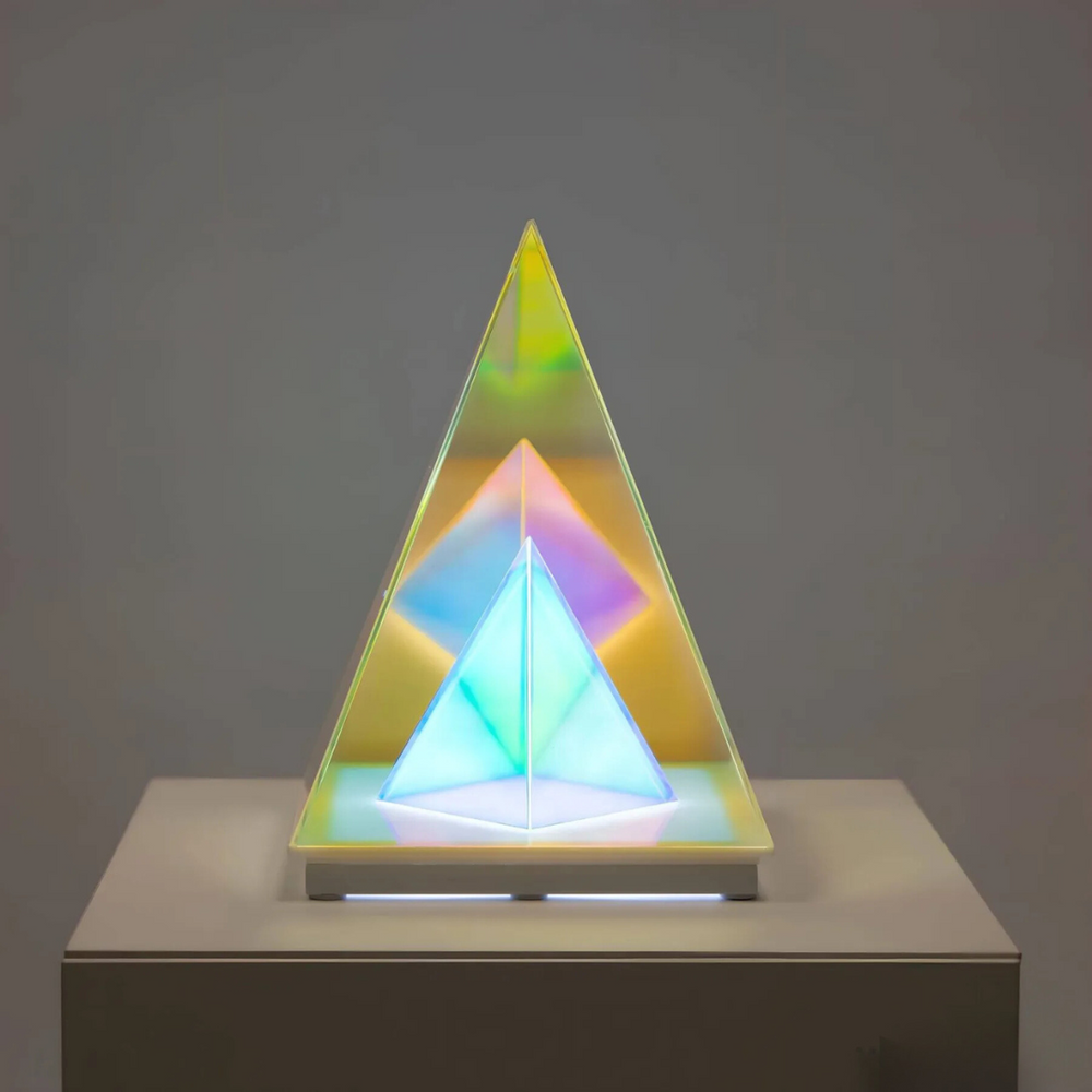 LumiPyramid - Pyramidelampe med iriserende farver, der ændrer sig