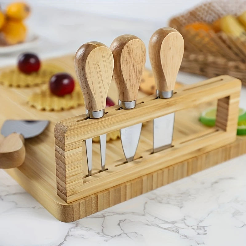 Ostebræt i træ med kniv og gaffel – Elegant serveringsbræt til køkken eller spisestue
