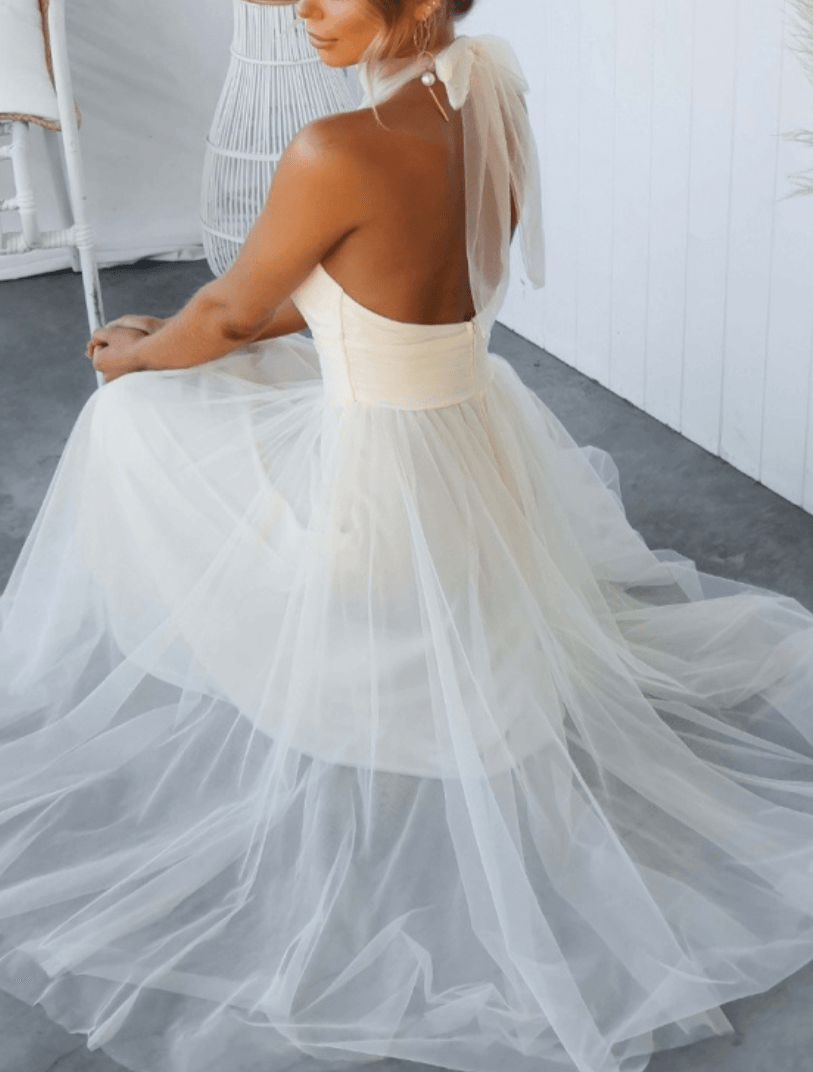 Precella - Elegant midi kjole i tulle med åben ryg