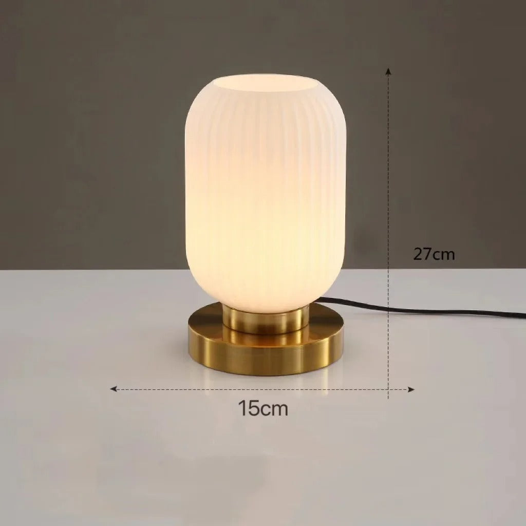 AuraGlow Elegant Bordlampe – Ribbet Design med Stemningsbelysning