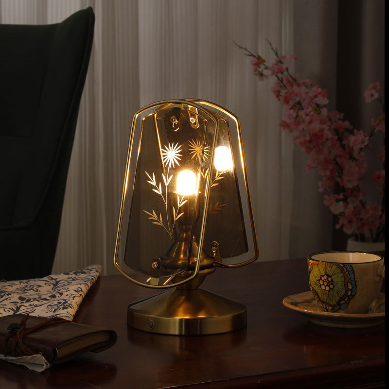 PetalGlow Bordlampe med Blomstergravering – Elegant Accentbelysning