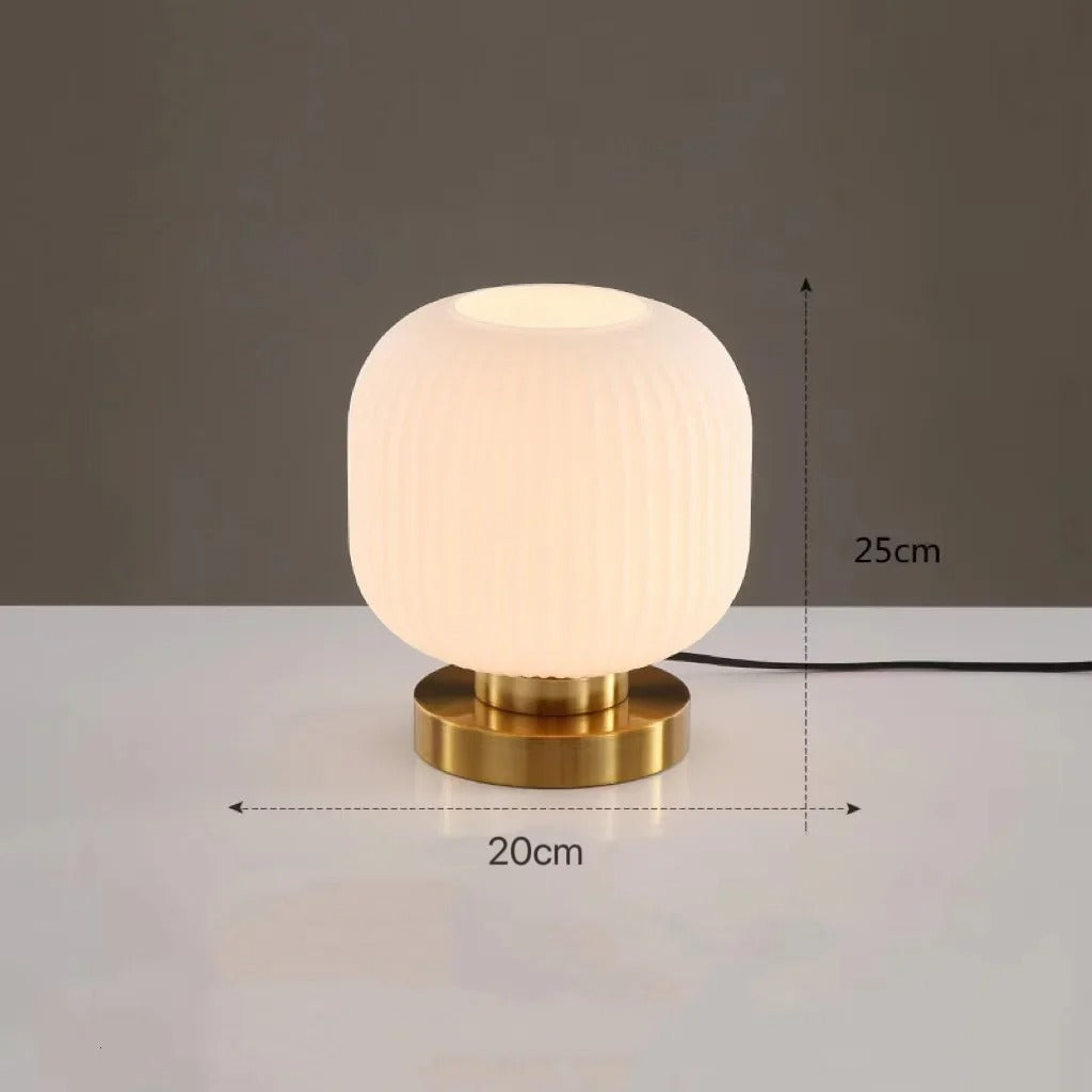 AuraGlow Elegant Bordlampe – Ribbet Design med Stemningsbelysning