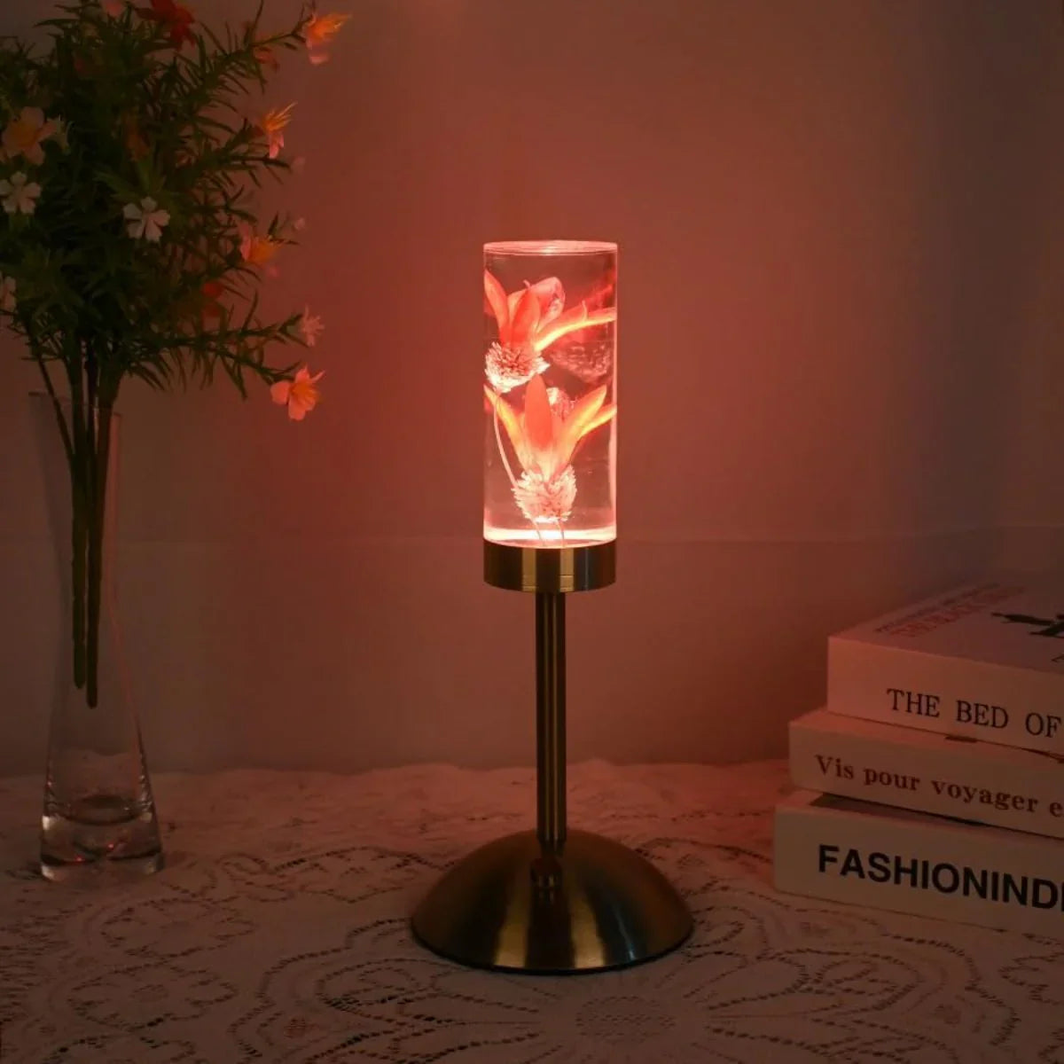FloraGlow - LED bordlampe med blomsterfyldt klar cylinderfod