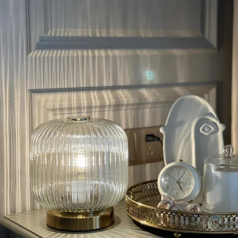 AuraGlow Elegant Bordlampe – Ribbet Design med Stemningsbelysning