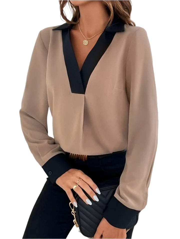 Alexandra - Sofistikeret bluse med V-hals og smart kontrast
