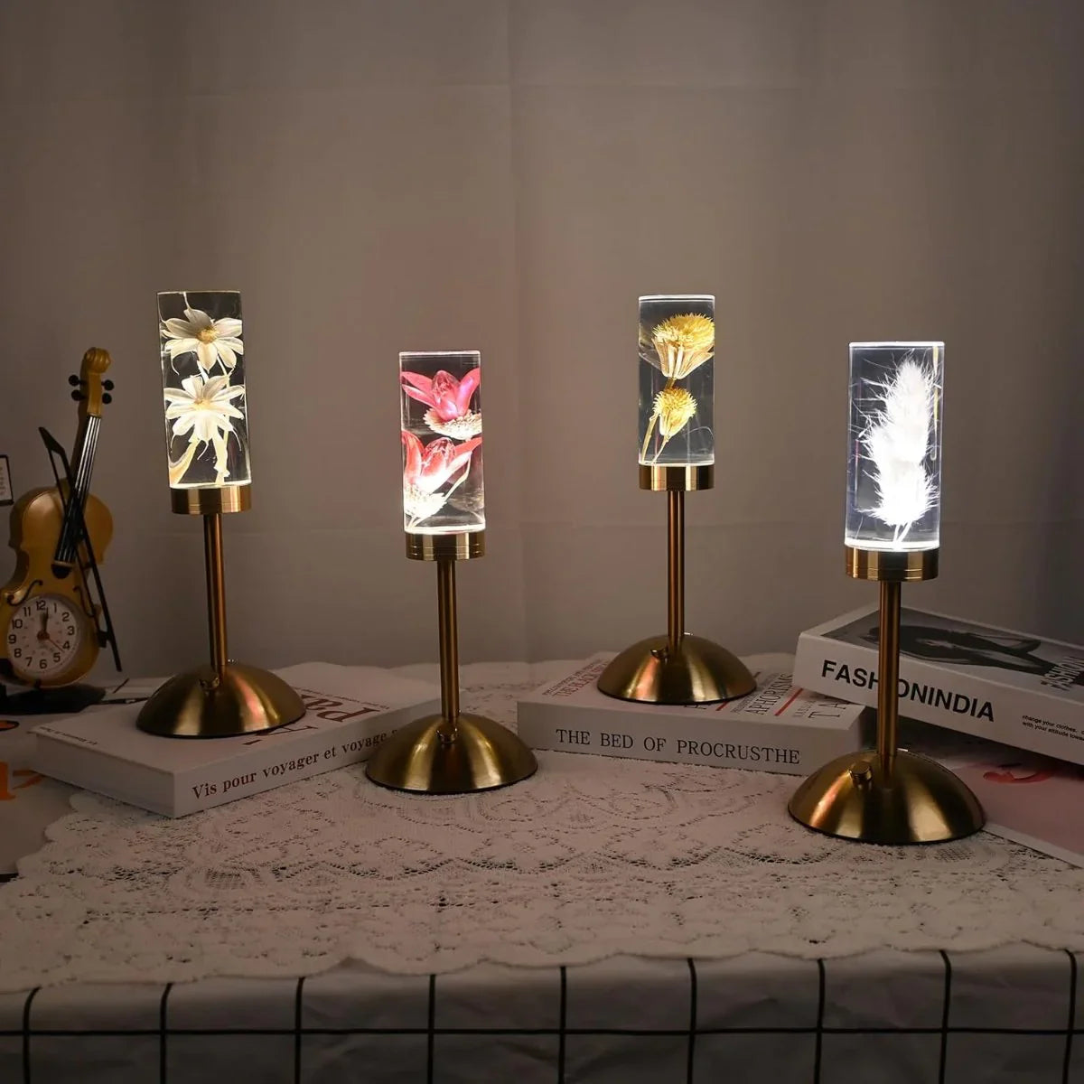 FloraGlow - LED bordlampe med blomsterfyldt klar cylinderfod