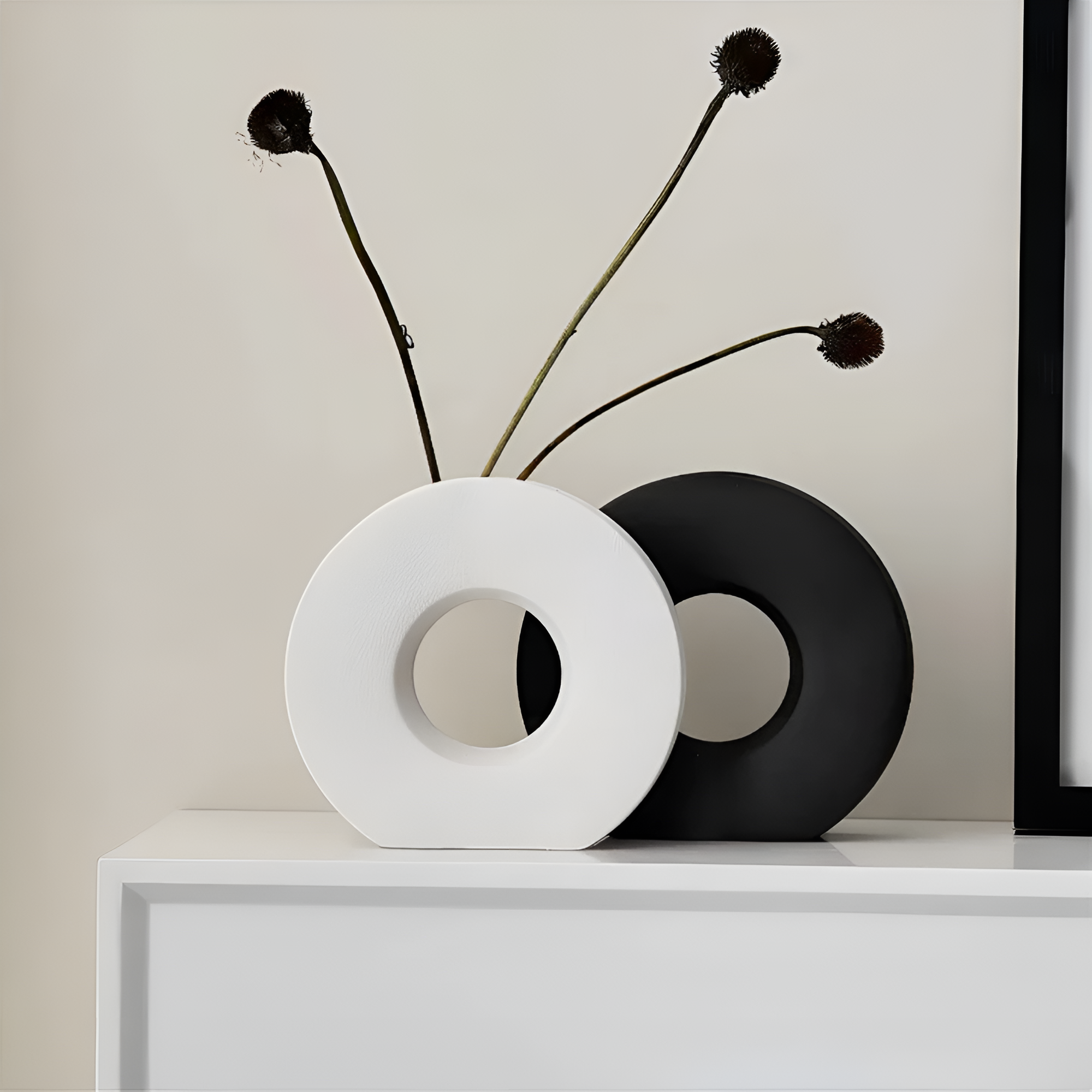 DecoraForm Skulptureret Keramisk Accentvase – Moderne Håndlavet Statement Piece