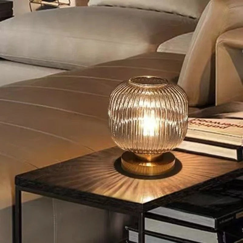 AuraGlow Elegant Bordlampe – Ribbet Design med Stemningsbelysning