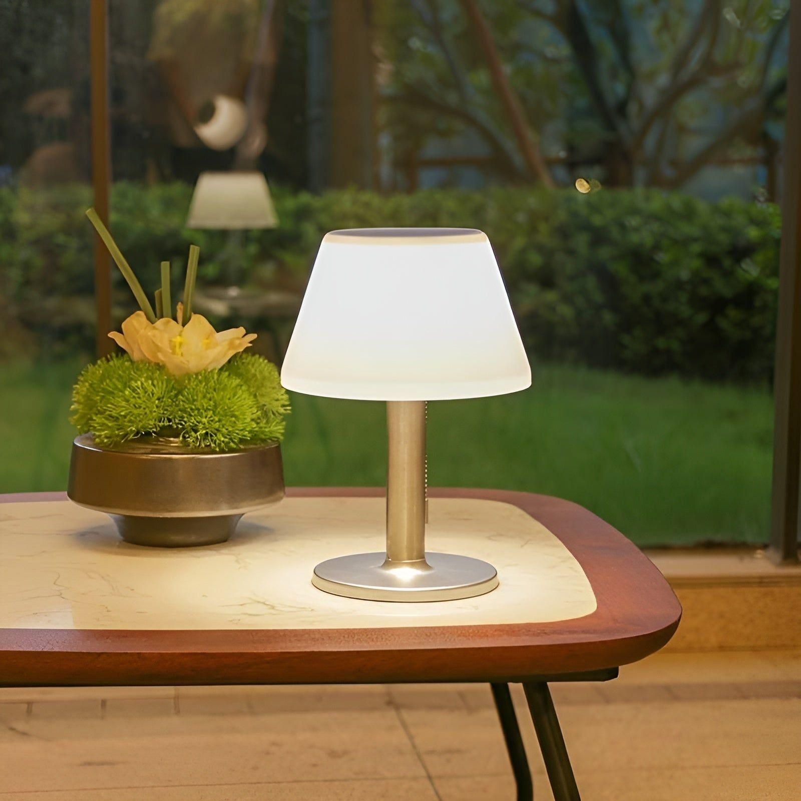 SunGlow – Elegant soldrevet bordlampe til udendørs charme