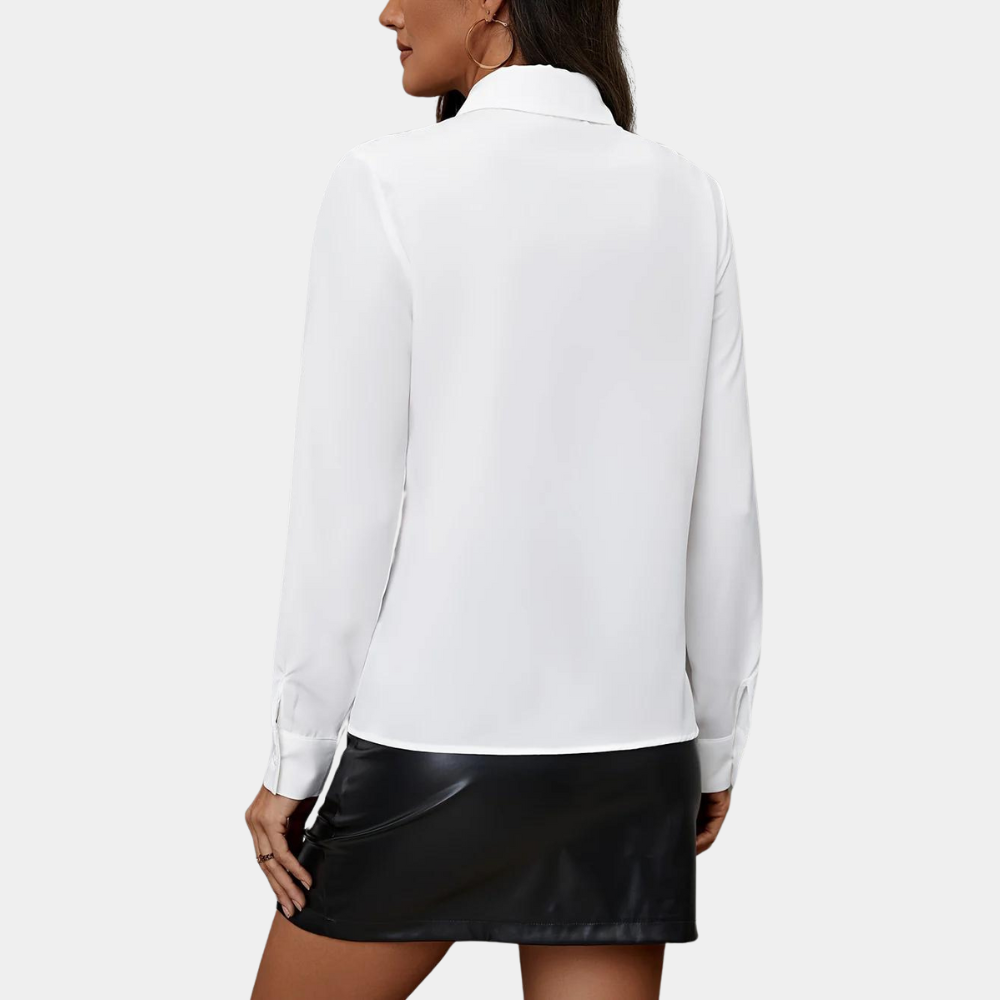 Clara – Elegant Flæsebluse med Knaplukning og Lange Ærmer