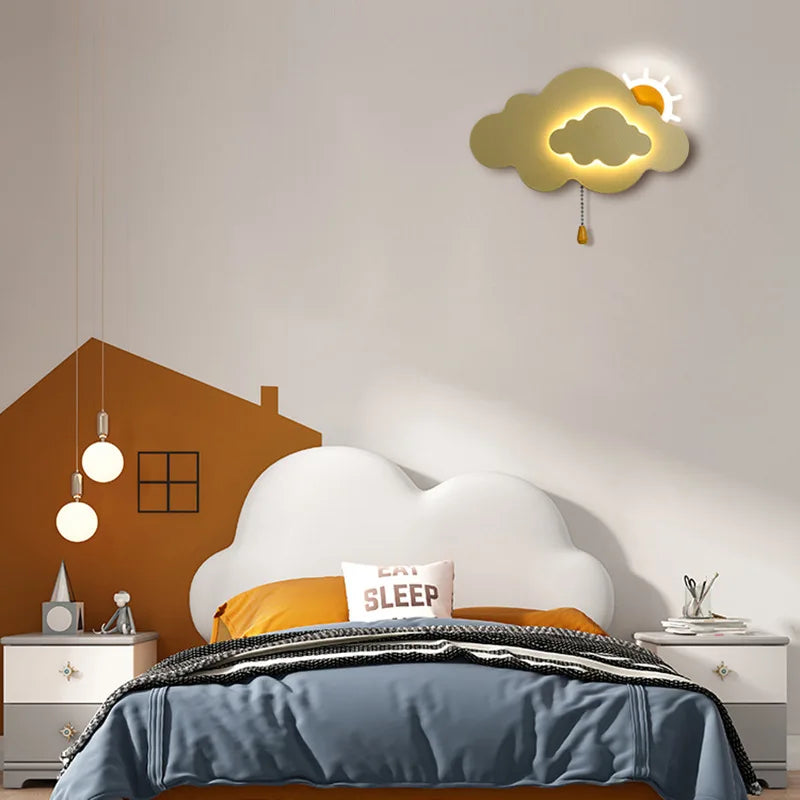 SolSky Væglampe – Fantasifuld Skyformet Lampe med Glad Solmotiv til Børneværelset