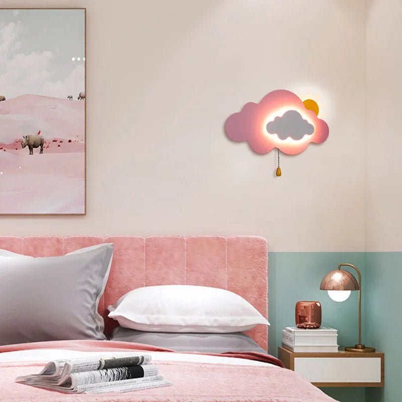 SolSky Væglampe – Fantasifuld Skyformet Lampe med Glad Solmotiv til Børneværelset