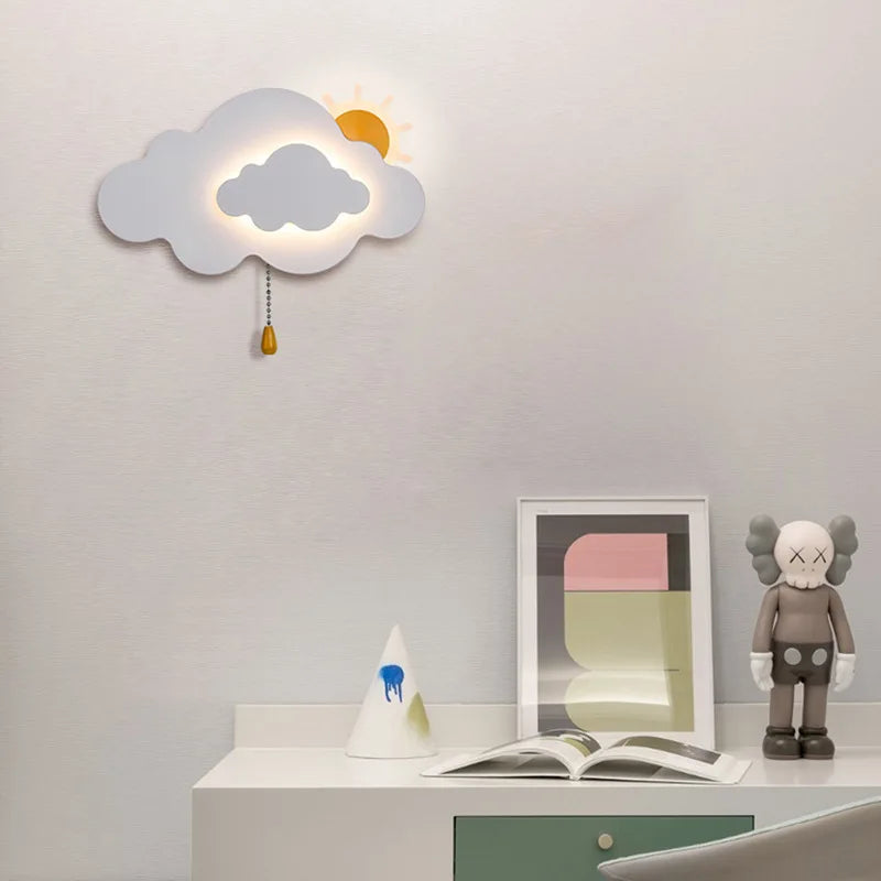 SolSky Væglampe – Fantasifuld Skyformet Lampe med Glad Solmotiv til Børneværelset