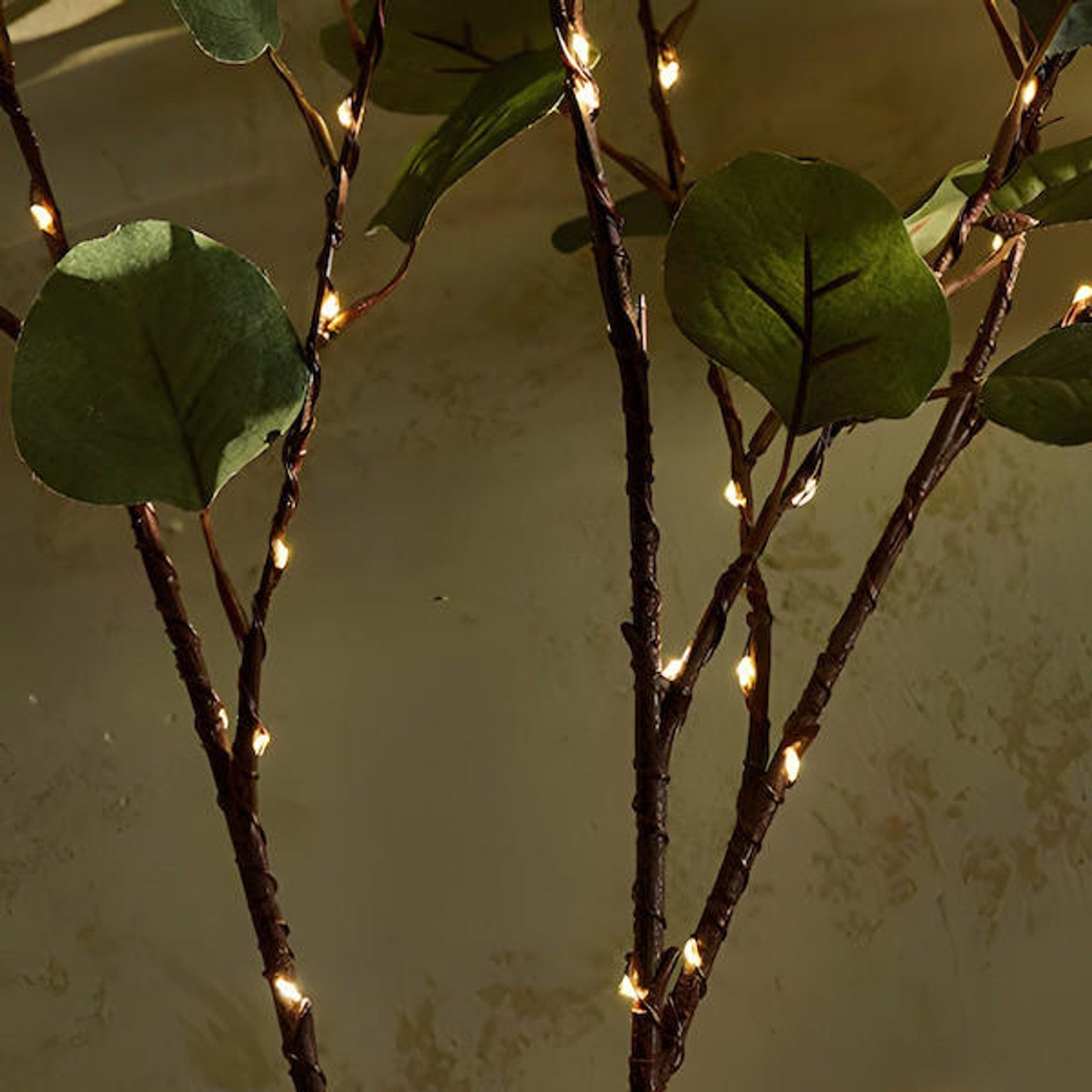 LumiFlor - LED blomster-guirlande med realistiske blade og batteridrevne lys