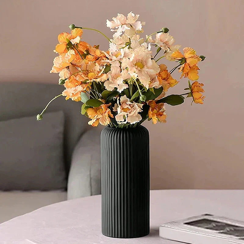 LineaForm Moderne Keramikvase – Kunstnerisk Stribet Dekoration