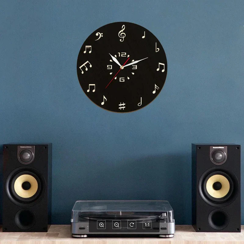 NoteRhythm Artistic Wall Clock – Design med musikalske noder til moderne interiører