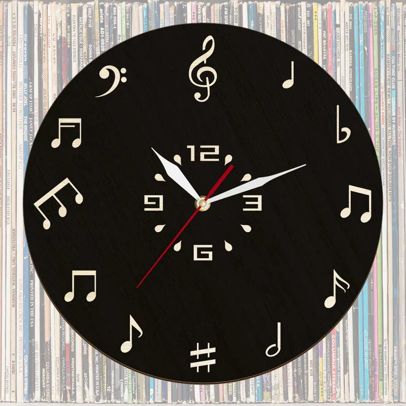 NoteRhythm Artistic Wall Clock – Design med musikalske noder til moderne interiører