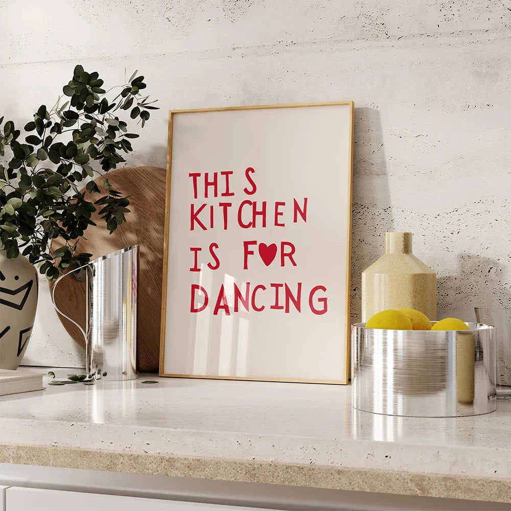KitchenWhimsy - Legesyg vægdekoration med madplakater