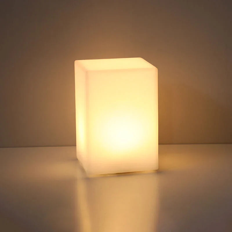 GeoLys LED Bordlampe – Geometrisk Design med Fjernbetjening
