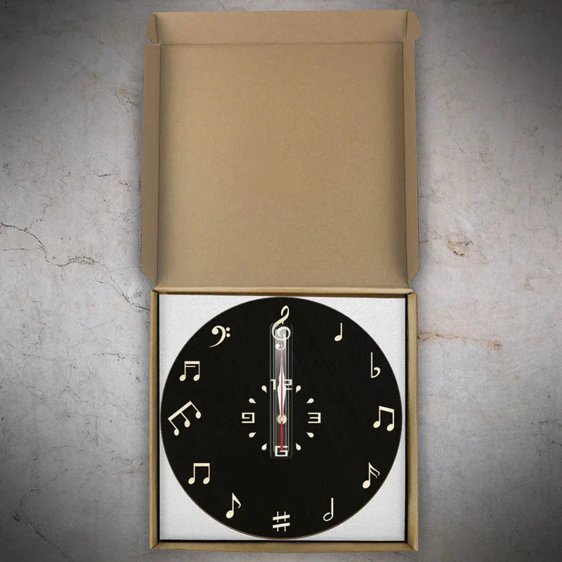 NoteRhythm Artistic Wall Clock – Design med musikalske noder til moderne interiører