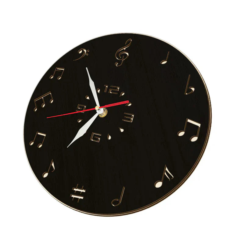 NoteRhythm Artistic Wall Clock – Design med musikalske noder til moderne interiører