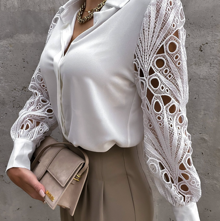 Janicel - Elegant bluse med blondeærmer og knapper