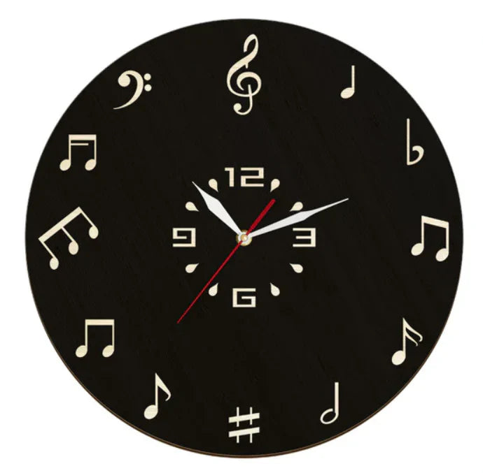 NoteRhythm Artistic Wall Clock – Design med musikalske noder til moderne interiører