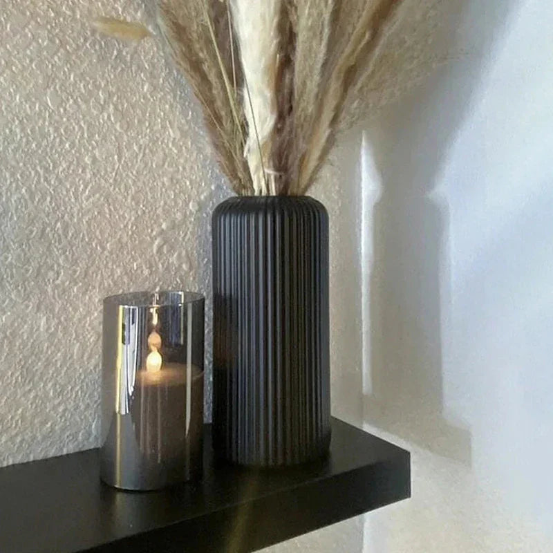 LineaForm Moderne Keramikvase – Kunstnerisk Stribet Dekoration