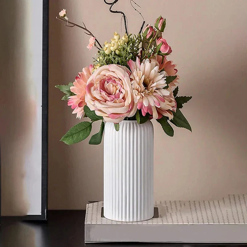 LineaForm Moderne Keramikvase – Kunstnerisk Stribet Dekoration