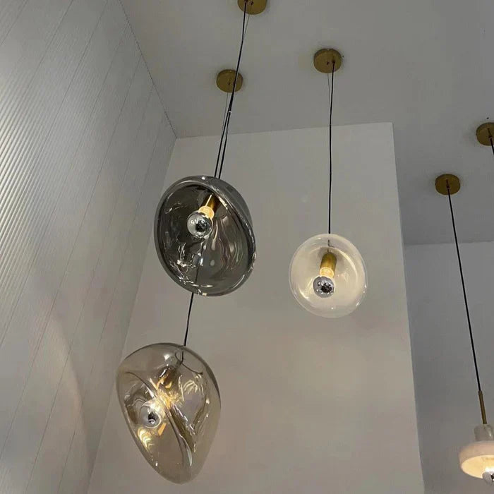 Dråbelux Elegant Glas Pendellampe – Stilfuld Loftsbelysning med Blødt Lys