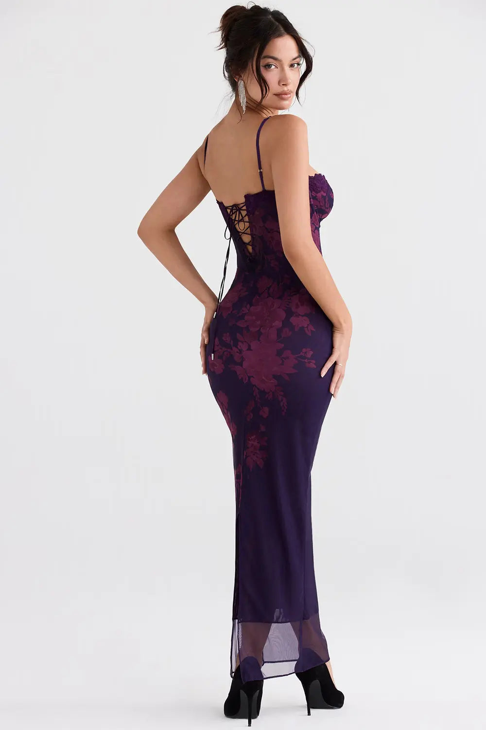 Selma – Lang Blomstret Aftenkjole med Fine Stropper og Elegant Udringning