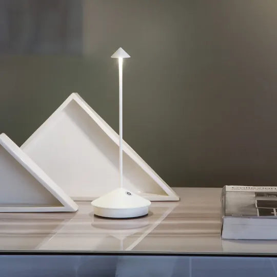LumaGlow - Minimalistisk og energieffektiv LED skrivebordslampe