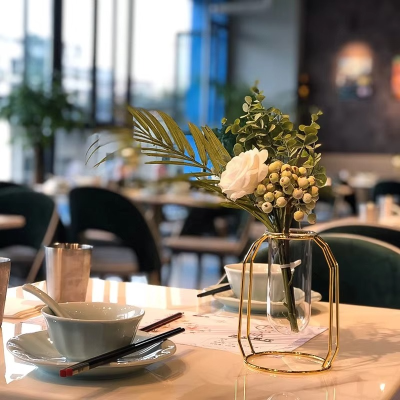 Klar Elegance Glasvase – Elegant Base til Sofistikerede Blomsterdekorationer
