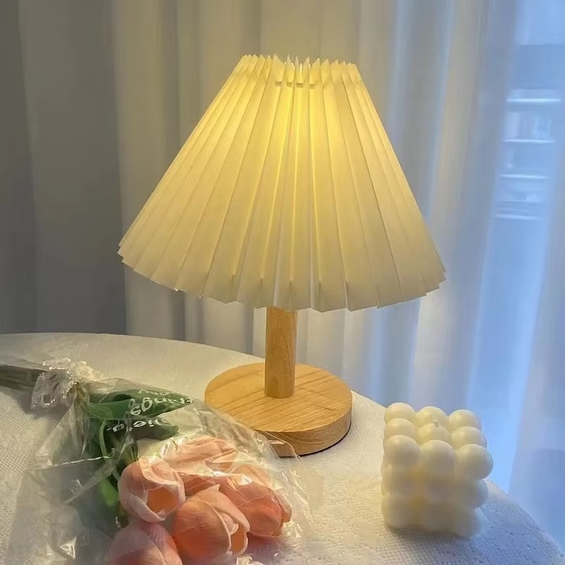 NordicEase plisseret sengelampe – Skandinavisk design med naturligt præg