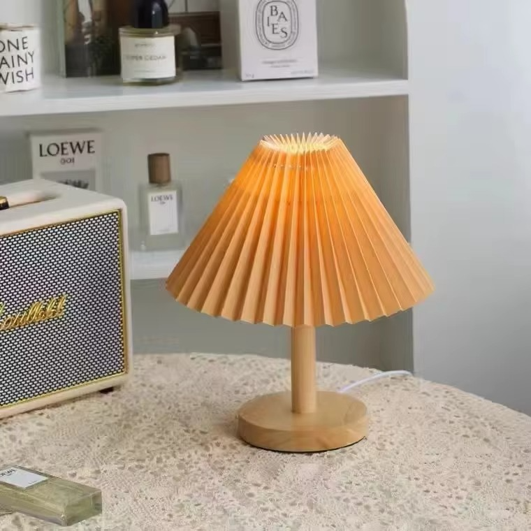 NordicEase plisseret sengelampe – Skandinavisk design med naturligt præg