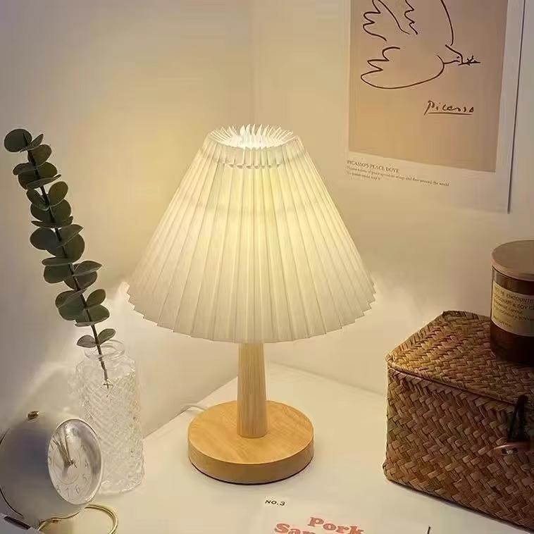 NordicEase plisseret sengelampe – Skandinavisk design med naturligt præg
