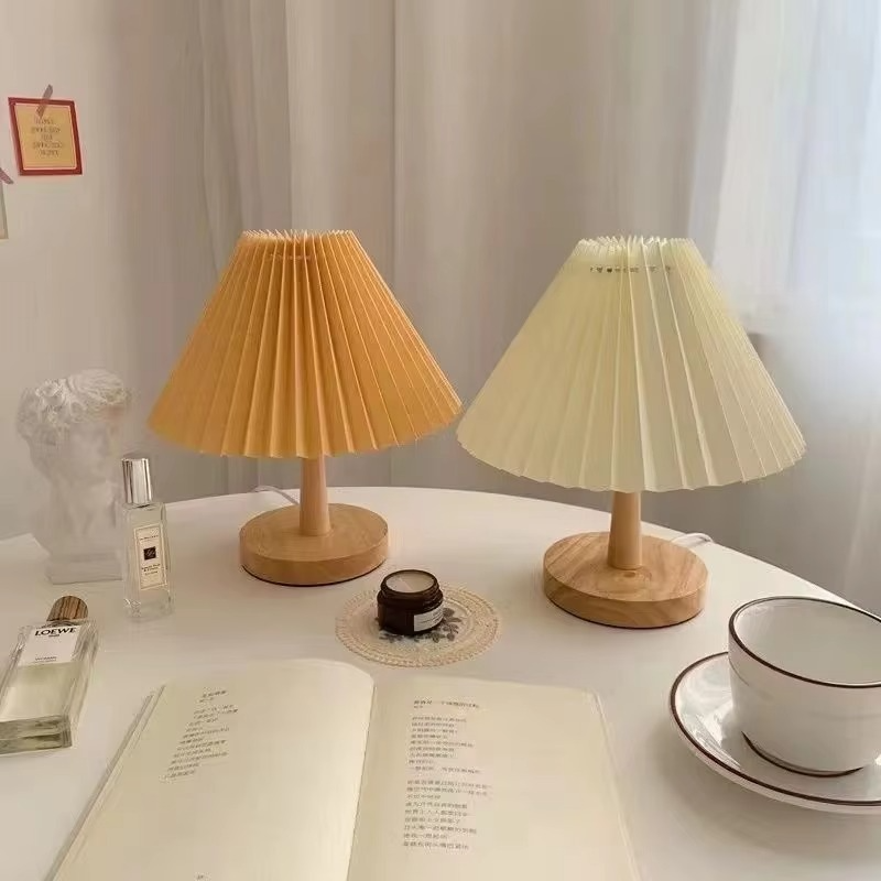 NordicEase plisseret sengelampe – Skandinavisk design med naturligt præg