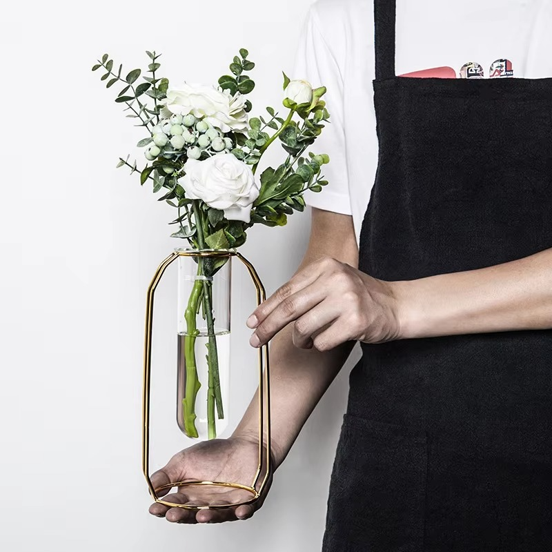 Klar Elegance Glasvase – Elegant Base til Sofistikerede Blomsterdekorationer