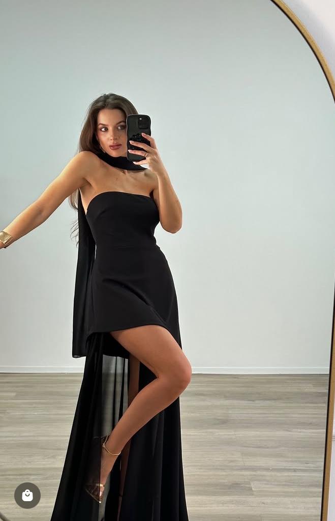 Amélie – Elegant Stropløs Kjole med Dobbeltlags Nederdel
