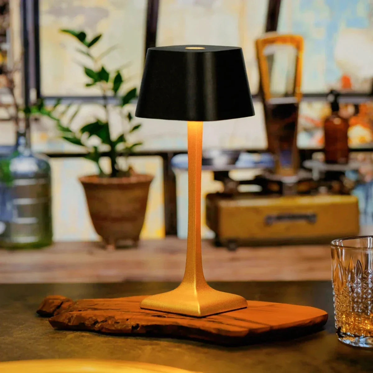 LumaLine - Slank elegance bordlampe med cylindrisk skærm