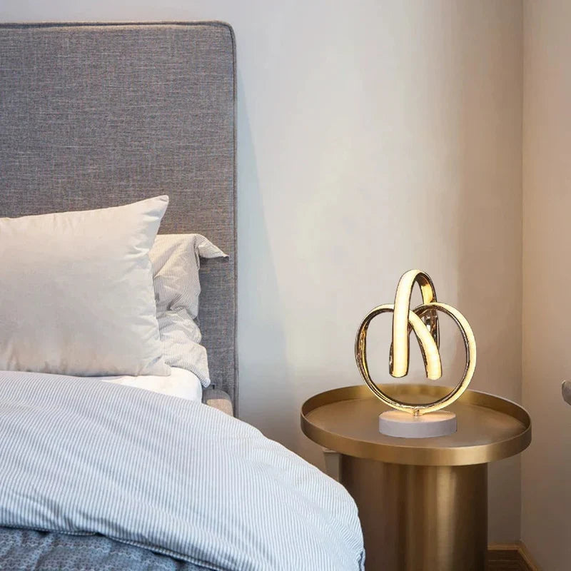 ArcGlow – Buet Minimalistisk LED-bordlampe med Slank Bue til Moderne Rum