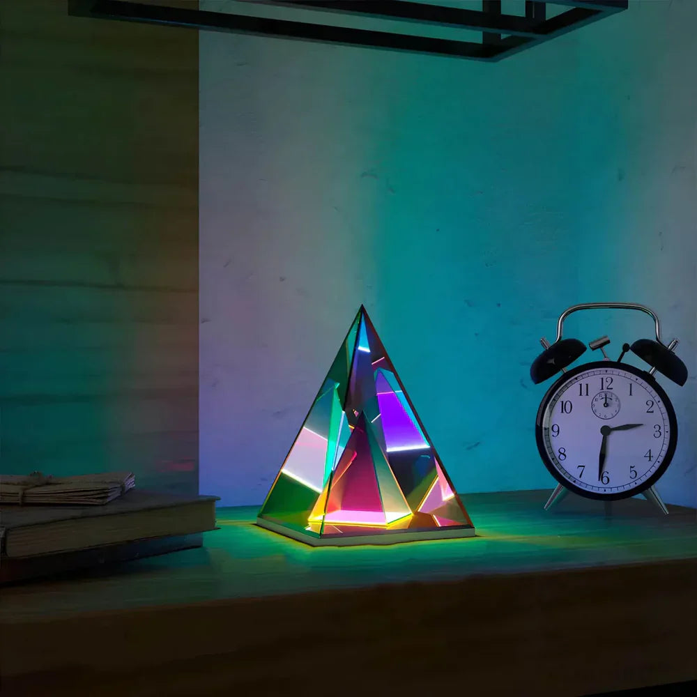 LumiPyramid - Pyramidelampe med iriserende farver, der ændrer sig