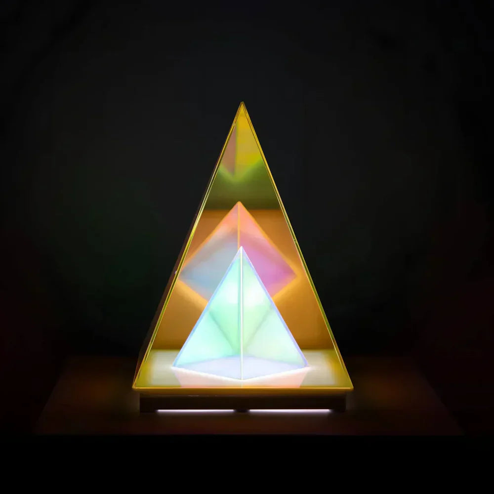 LumiPyramid - Pyramidelampe med iriserende farver, der ændrer sig