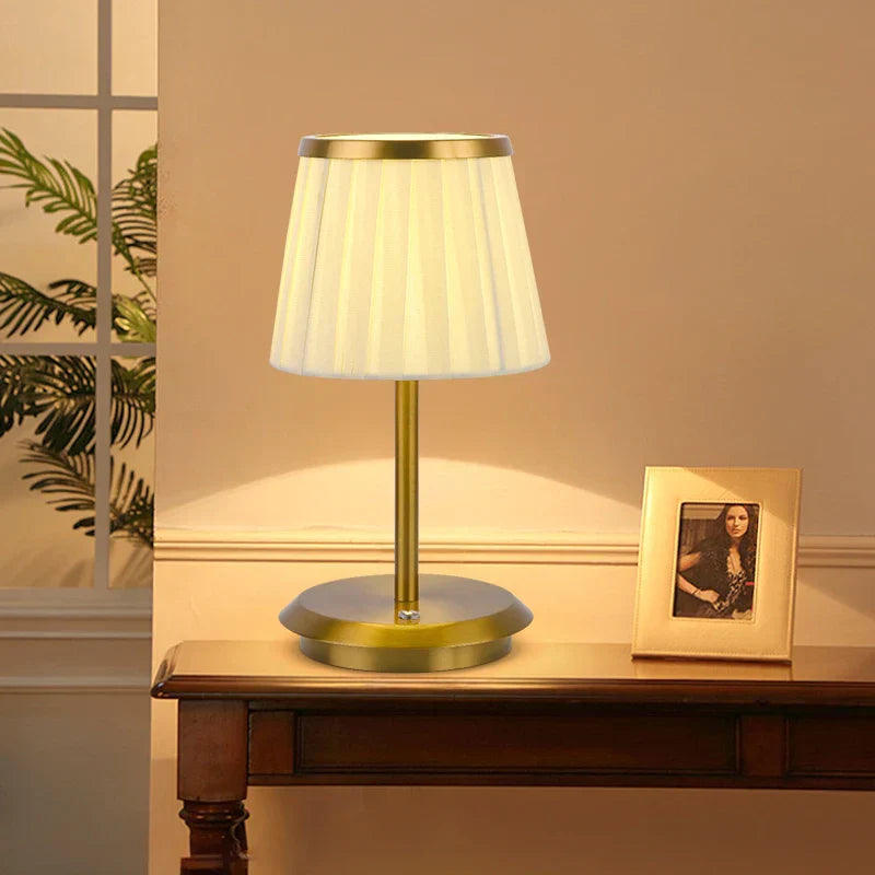GleamTone - Elegant plisseret bordlampe
