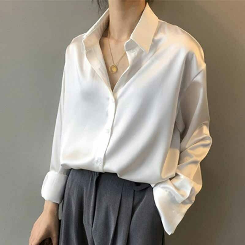 Brigitte - Elegant langærmet satinbluse med klassisk krave