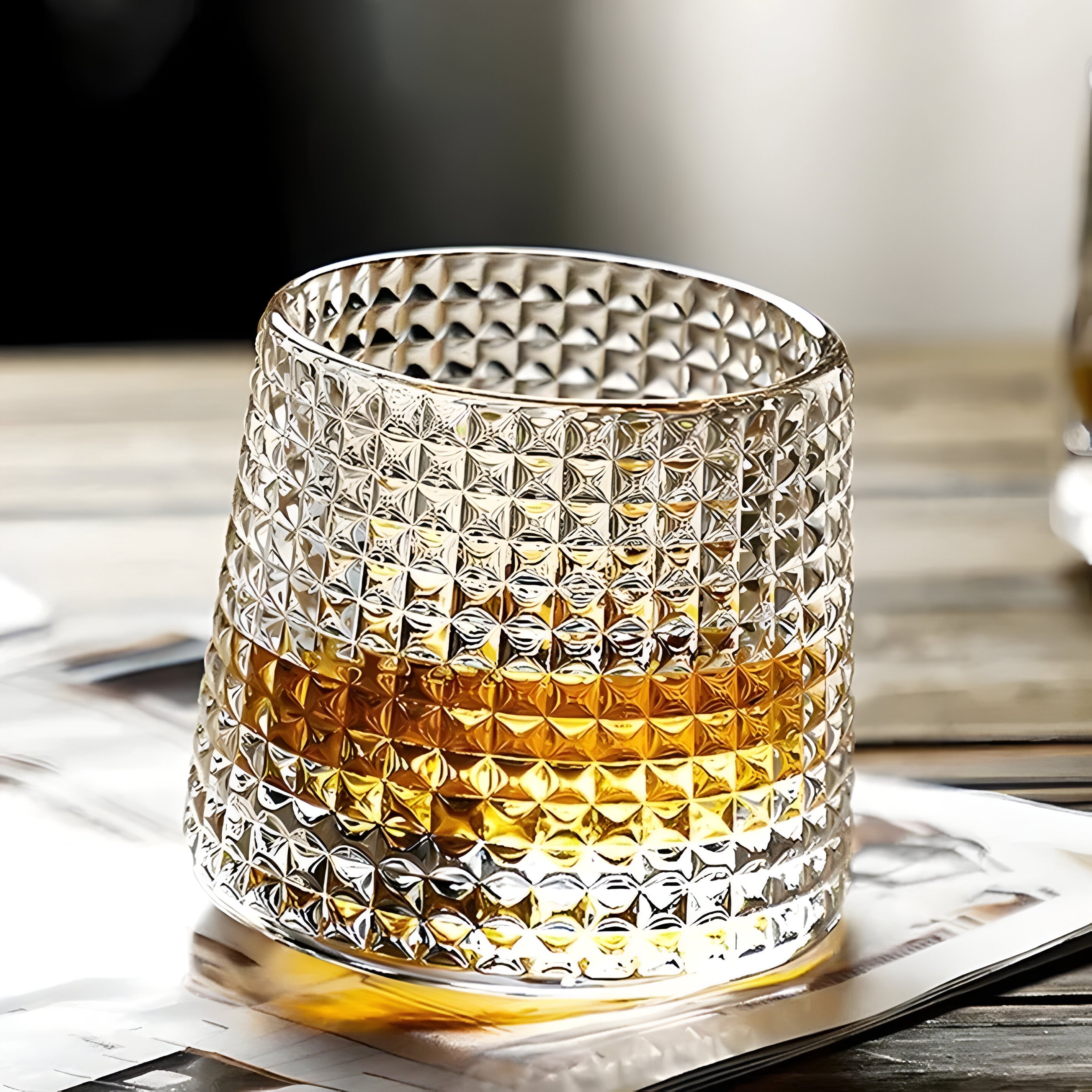 SwirlSip – Roterende tekstureret whiskyglas med iøjnefaldende ribbet design
