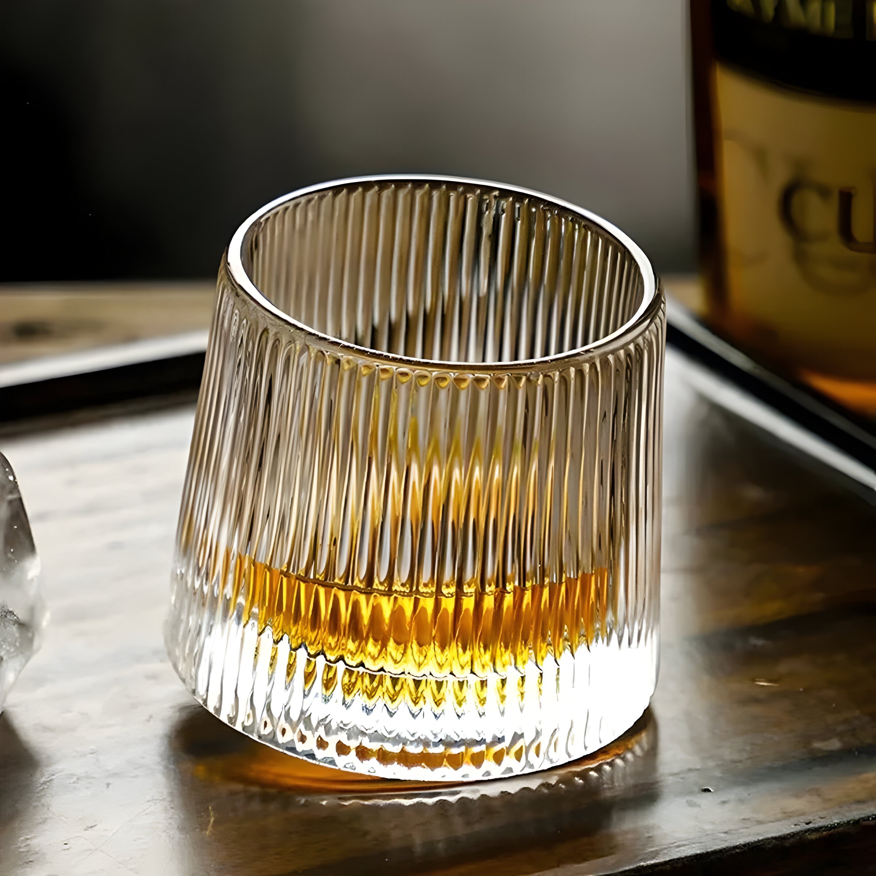 SwirlSip – Roterende tekstureret whiskyglas med iøjnefaldende ribbet design